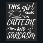 Poster Drôle Cette Fille Fonctionne Sur La Caféine Et Le<br><div class="desc">Drôle Cette Fille tourne sur la caféine et le design de Sarcasme pour tous les amateurs de café.</div>
