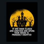 Poster Drôle Halloween Haunted House Citation Inspiration<br><div class="desc">Une Porte Se Ferme. Un Autre S'Ouvre. Amusant et effrayant design de maison hantée pour votre Happy Halloween fête. Des produits cool et fantastiques pour ceux qui aiment regarder des films d'horreur et aller à Trick ou Treat on Halloween nuit. Cela va bien avec votre décoration Halloween éffrayante et effrayante...</div>