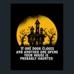 Poster Drôle Halloween Haunted House Citation Inspiration<br><div class="desc">Une Porte Se Ferme. Un Autre S'Ouvre. Amusant et effrayant design de maison hantée pour votre Happy Halloween fête. Des produits cool et fantastiques pour ceux qui aiment regarder des films d'horreur et aller à Trick ou Treat on Halloween nuit. Cela va bien avec votre décoration Halloween éffrayante et effrayante...</div>