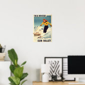 Poster d'une femme à tête rouge souriant et skiant (Bureau à domicile)