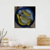 Poster Eau de glace au citron dans une coupe bleue (Cuisine)