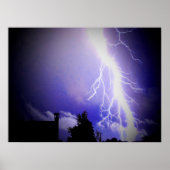 Poster Éclair parmi un ciel bleu foncé (Devant)