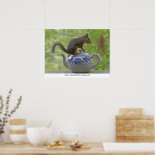 Poster Écureuil assis sur une théière (Cuisine)