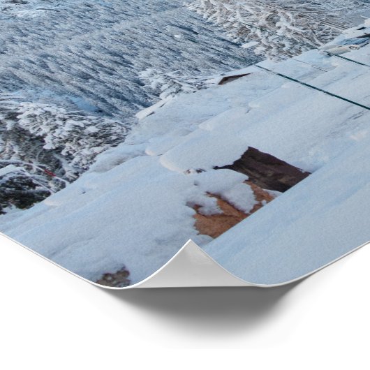 Poster Eglise couverte de neige avec arrière - plan de mo (Coin)