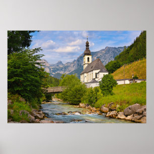Poster Église de montagne avec paysage de ruisseau