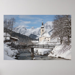 Poster Église sous la neige avec les montagnes des Alpes