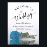 Poster Elégant bleu turquoise Rose chic Mariage Accueil<br><div class="desc">Présentez votre célébration mariage dans le style avec ce magnifique panneau. Son design est à la fois sophistiqué et sobre, avec une calligraphie de script délicate et un rose bleu turquoise ou azur à long tige gracieux, mis en miroir dans un bassin d'eau, avec vagues et ondulations. Cette pièce exquise...</div>