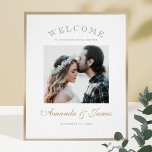 Poster Élégant Mariage photo Dîner de répétition Bienvenu<br><div class="desc">Ce modèle simple mariage photo simple et chic de répétition dîner d'accueil affiche dispose d'un design propre et moderne. Vos prénoms sont mis en surbrillance dans un script gracieux et fluide dans une teinte élégante appelée California Gold. Nous avons choisi un look classique pour "WELCOME" en haut, et disposé les...</div>