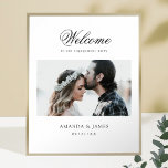 Poster Elegant moderne Photo Engagement Party Bienvenue<br><div class="desc">Ce modèle simple et élégant de fiançailles photo mariage d'accueil affiche un design moderne et éclatant avec une touche classique. Customisez-le avec votre photo préférée et faites-le vous-même ! Vous pouvez modifier la police et la couleur du texte en fonction de vos goûts. Et s'il vous plaît consulter notre collection...</div>