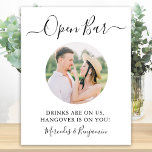 Poster Élégant Open Bar Mariage photo personnalisé<br><div class="desc">Open Bar ! Calligraphie simple mais élégante, cette enseigne de bar mariage dispose d'Open bar dans l'élégante calligraphie et les boissons sont sur nous, suspendez-vous sur vous! . Customisez ce panneau de mariage élégant avec votre photo de fiançailles ou de couple préférée, et les noms! DROIT D'AUTEUR © 2020 Judy...</div>