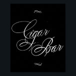 Poster Élégante barre de Cigar Calligraphie blanche | Tab<br><div class="desc">Ce panneau de table romantique et intemporel "Cigar Bar" ajoute une élégance simple à tout motif classique de mariage, de douche ou de fête. Le luxueux modèle de script dispose d'une superbe calligraphie blanche moderne et fantaisie sur arrière - plan noir. La belle police avec une couleur arrière - plan...</div>