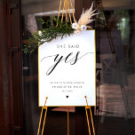 Poster Elle A Dit Oui Calligraphie Fête des mariées Signe<br><div class="desc">Élever votre décor de douche nuptiale avec le panneau de Fête des mariées "She Said Yes Calligraphy". Cette enseigne minimaliste et élégante présente une calligraphie noire classique, ce qui en fait un complément élégant à votre douche nuptiale. Que vous l'utilisiez comme signe de bienvenue pour votre fête de fiançailles ou...</div>