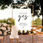 Poster Elle A Dit Oui Écriture Moderne Script Bienvenue<br><div class="desc">Élever votre décor de douche nuptiale avec l'affiche "She Said Yes Modern Handwriting Script Welcome Poster". Ce panneau minimaliste, doté d'un script noir écrit à la main moderne, ajoute une touche unique et sophistiquée à votre décoration de douche nuptiale. Le panneau de bienvenue "She Said Yes" donne le ton pour...</div>