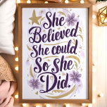 Poster Elle Croyait Qu'Elle Pouvait Floral Motivational A<br><div class="desc">Cette oeuvre murale inspirante présente une citation stimulante, "She Believe She So She If", en caractères violets audacieux et élégants accentués de détails de parties scintillant d'or. Le design est mis en valeur par des fleurs de lavande délicates et des étoiles dorées, créant une belle pièce relevante pour n'importe quelle...</div>