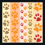Poster Empreintes de pattes animaux mignons Motif en coul<br><div class="desc">Un design mignon avec plusieurs rangées d'empreintes de pattes animaux dans des couleurs naturelles comme le marron,  le jaune,  le rouge et l'orange sur un motif rayé. Certaines pattes ont des griffes et d'autres non.</div>
