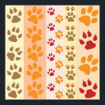 Poster Empreintes de pattes animaux mignons Motif en coul<br><div class="desc">Un design mignon avec plusieurs rangées d'empreintes de pattes animaux dans des couleurs naturelles comme le marron,  le jaune,  le rouge et l'orange sur un motif rayé. Certaines pattes ont des griffes et d'autres non.</div>