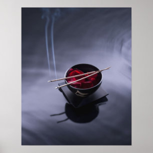 Poster Encens brûlant sur la cuvette de pétales