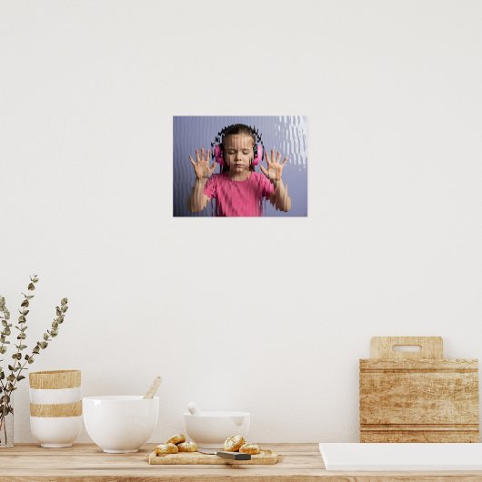 Poster Enfant Neurodivergent fille avec casque rose press (Cuisine)