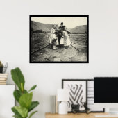 Poster Enfants inspectant une caméra Kodak 1902 (Bureau à domicile)