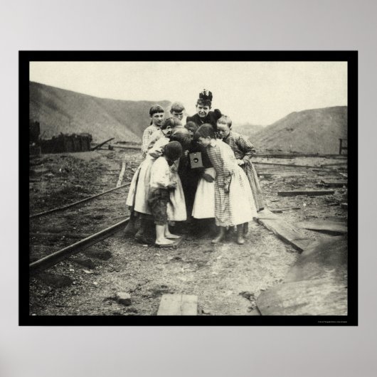 Poster Enfants inspectant une caméra Kodak 1902 (Devant)