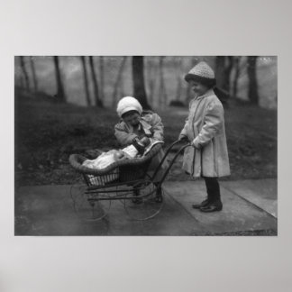 Poster Enfants jouant avec Campbell Kid Doll