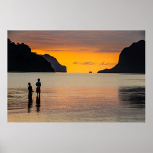 Poster Enfants pêchant au coucher du soleil