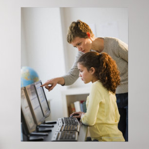 Poster Enseignant aidant un élève dans un laboratoire inf