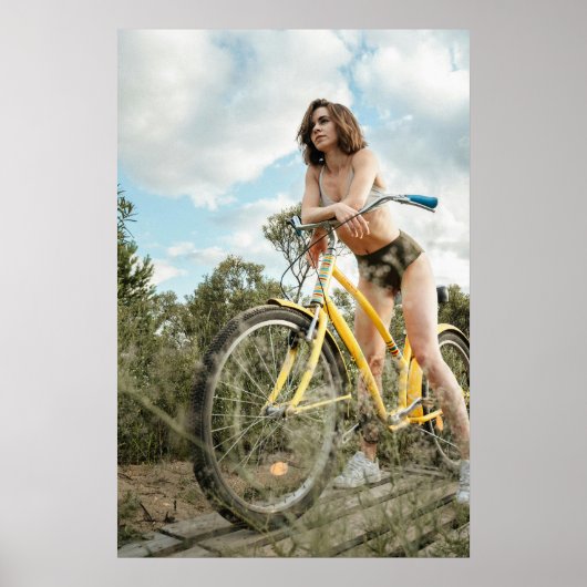 Poster Esprit d'aventure - Femme à vélo jaune (Devant)