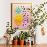 Poster Être un ananas Inspirationnel Aquarelle Typographi<br><div class="desc">Be a Pineapple Poster - Aquarelle typographie citation affiche d'art. L'arrière - plan est d'aquarelle dans les tons jaune et rose. L'illustration d'un ananas avec la citation : " Sois un ananas, reste grand, porte une couronne et sois doux à l'intérieur." Rappelez-vous votre amour pour toutes les choses tropicales avec...</div>