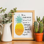 Poster Être un ananas Inspirationnel Aquarelle Typographi<br><div class="desc">Be a Pineapple Poster - Aquarelle typographie citation affiche d'art. Avec l'illustration d'un ananas avec la citation d'ananas, "Sois un ananas, reste grand, porte une couronne et sois doux à l'intérieur". Rappelez-vous votre amour pour tout ce qui est tropical avec ce poster frais. La touche décorative parfaite à votre espace...</div>