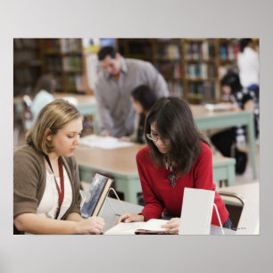 Poster Étudiant parlant à la bibliothèque de l'école