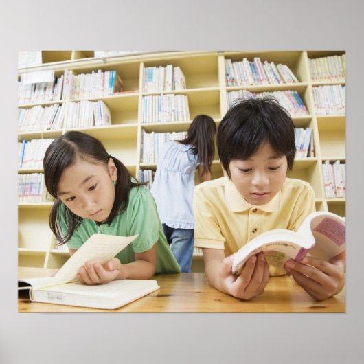 Poster Étudiants du primaire lisant un livre (Devant)