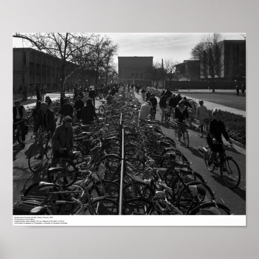 Poster Étudiants et bicyclettes près de la bibliothèque, (Devant)