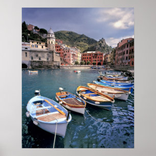 Poster Europe, Italie, Vernazza. Bateaux aux peintures vi