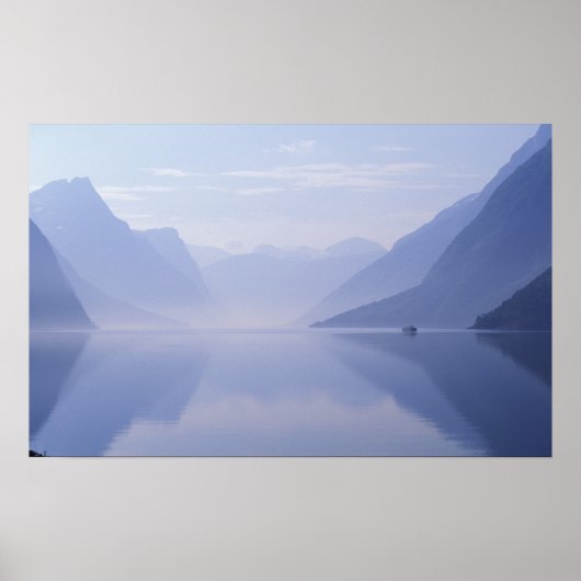 Poster Europe, Norvège. Murs verticaux reflétés dans (Devant)