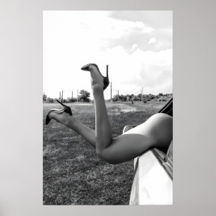 Poster Femme à talons hauts dans une voiture, mode noir e