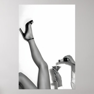 Poster Femme à talons hauts versant du vin noir et blanc