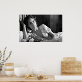 Poster Femme allongée dans le lit B&W photo (Cuisine)