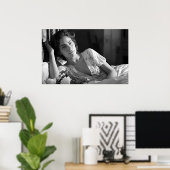 Poster Femme allongée dans le lit B&W photo (Bureau à domicile)