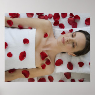 Poster Femme couverte dans des pétales de fleur