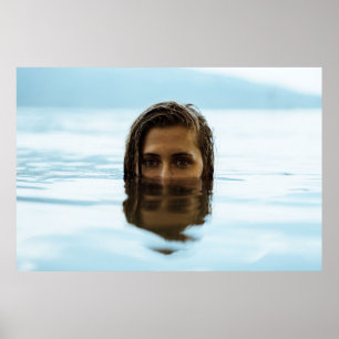 Poster Femme dans le plan d'eau le matin