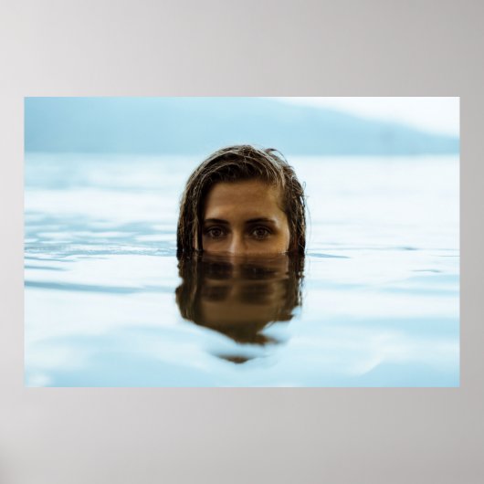 Poster Femme dans le plan d'eau le matin (Devant)