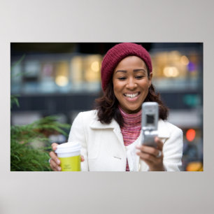 Poster Femme de sourire d'affaires avec le téléphone
