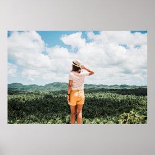 Poster Femme debout près des arbres