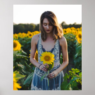 Poster Femme debout sur le terrain de tournesol