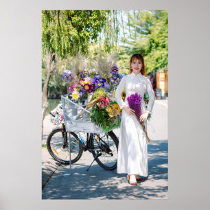 Poster Femme élégante avec vélo et fleurs dans la nature