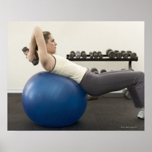 Poster Femme employant des poids de boule et de main