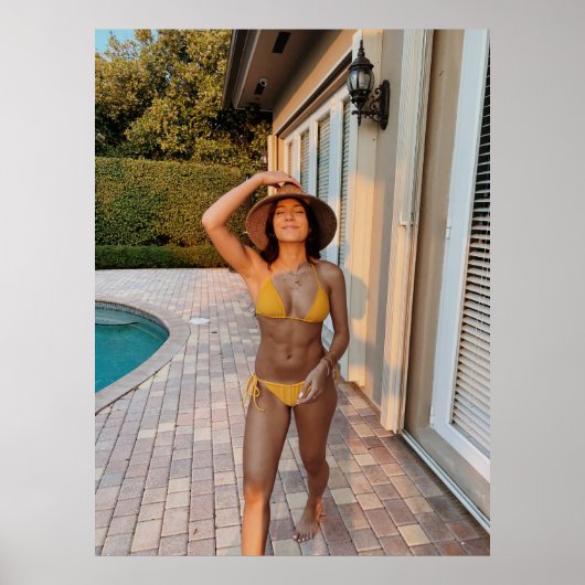 Poster Femme en bikini jaune debout sur le flo de brique (Devant)