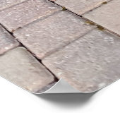 Poster Femme en bikini jaune debout sur le flo de brique (Coin)