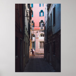 POSTER FEMME EN CHEMISE BLANCHE ET PANNES NOIRES MARCHANT